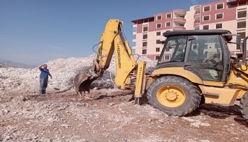 İZSU ekibi deprem bölgesinin içme suyu hatlarını onarıyor