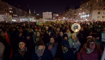 Almanya’da birçok kentte ırkçılık karşıtı gösteriler: Aşırı sağ neden yükseliyor?