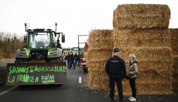 Fransa’da çiftçiler otoyolları kapattı, Paris’i ablukaya aldı