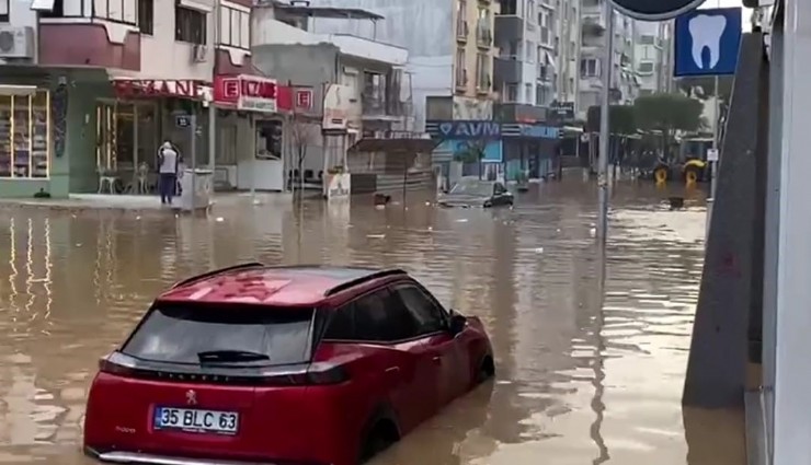 İzmir'de sağanak yağış hayatı olumsuz etkiledi