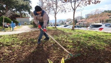 Bornova’da parklar yeni çiçeklerle süsleniyor