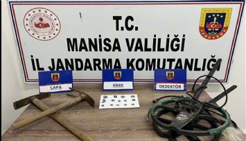 Manisa'da yoğurt kabı içinde çok sayıda tarihi sikke, obje ve figür ele geçirildi