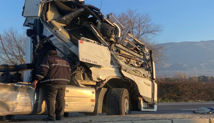 Tırlar çarpıştı, karayolu savaş alanına döndü