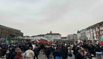 Almanya'da yüzlerce kişi hayatını kaybeden Türk aile için yürüdü