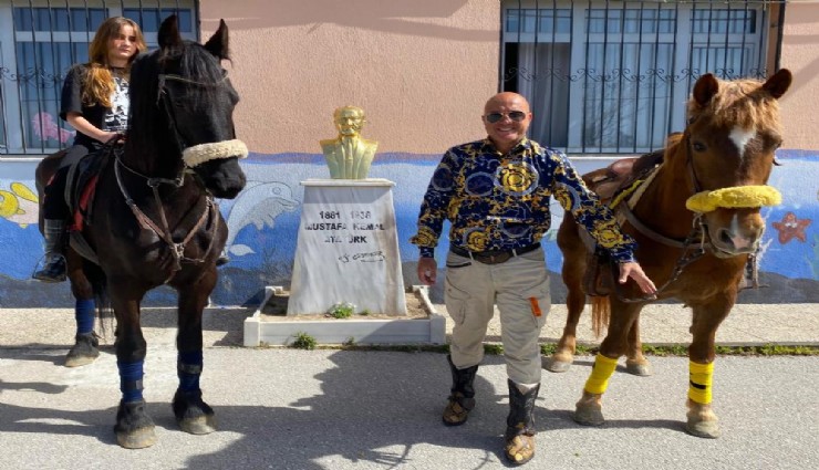 İzmir'de bir seçmen sandığa atıyla gitti