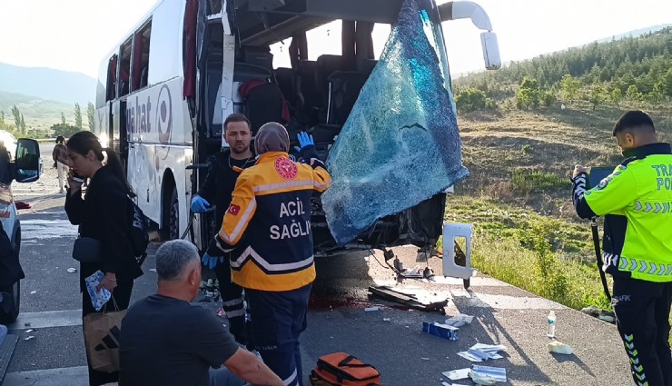 Afyonkarahisar'da korkunç kaza:  Yolcu otobüsü ve kamyon çarpıştı 17 kişi yaralandı