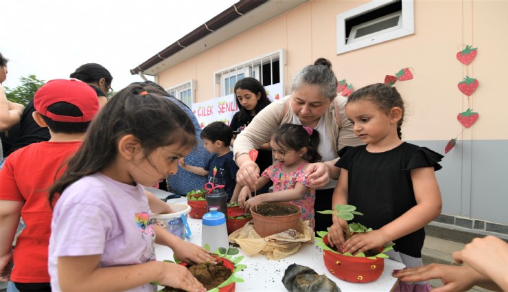 Bornova'da çocuklar Çilek Şenliği'nin tadını çıkarıyor