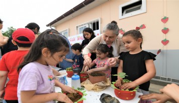 Bornova'da çocuklar Çilek Şenliği'nin tadını çıkarıyor