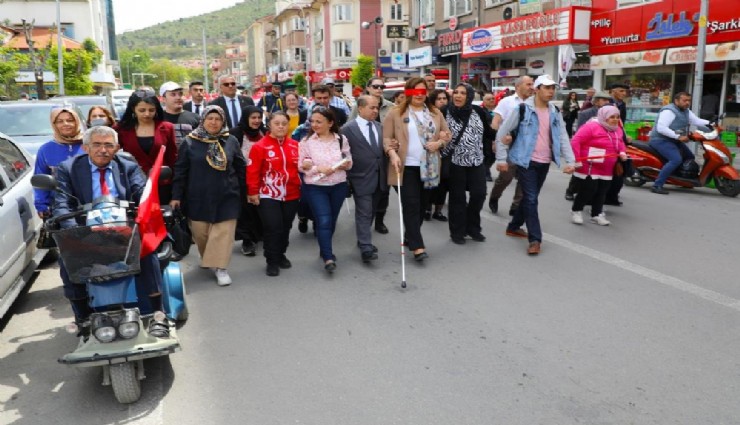 Burcu Köksal'dan engelliler haftasında dikkat çeken eylem: Gözlerini bağlayıp bastonla yürüdü