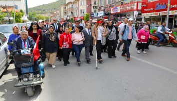 Burcu Köksal'dan engelliler haftasında dikkat çeken eylem: Gözlerini bağlayıp bastonla yürüdü