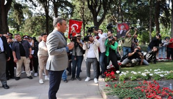 CHP Lideri Özgür Özel Anneler Günü’nde Zübeyde Hanım’ın Anıt’ını ziyaret etti