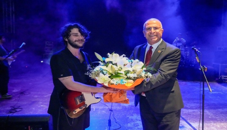 Gaziemir Gençlik Festivali’ne Yaşlı Amca ile muhteşem final