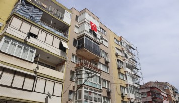 İzmir'de garip olay: Eline ne geçirdiyse pencereden attı, mahalleli canını zor kurtardı