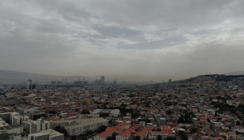 İzmir’de hava griye döndü, çöl tozu sis gibi kente çöktü