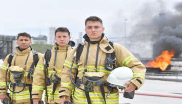 İzmir'in genç itfaiyecileri sıkı eğitimlerle göreve hazırlanıyor