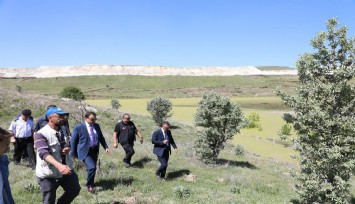 Maden sahasındaki heyelan atık su göletini taşırdı, yol trafiğe kapandı