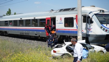 Manisa'da trenle otomobil çarpıştı: 1 kişi hayatını kaybetti