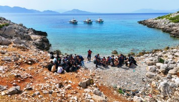 Şener'in Şen'in filmindeki sahne gerçek oldu: Turistler Yunanistan diye Marmaris'te bir koya bırakıldı