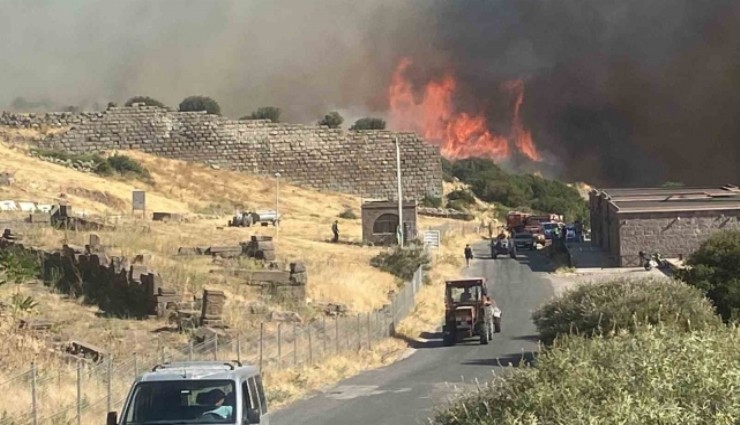 Ayvacık’ta makilik alanda çıkan yangın antik kente sıçradı