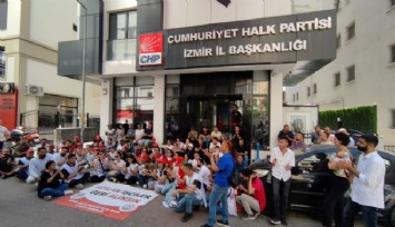 Büyükşehir'den atılan işçilerin hak arayışı CHP'de devam etti: 'Hakkımız olanı, işimizi alana kadar hiçbir yere gitmeyeceğiz'