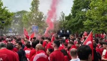 Dortmund sokakları yine kırmızı-beyaz