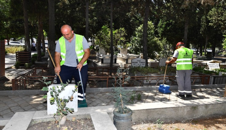 İzmir’de bayram öncesi mezarlıklar için özel bakım