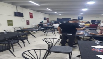 İzmir'de mobilya atölyesinde kumar oynayanlara suçüstü: 30 kişi yakalandı