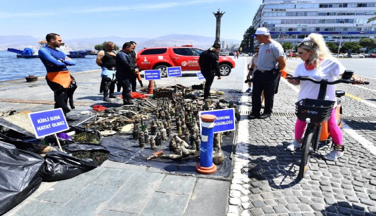 İzmir Körfez’inin Cumhuriyet Meydanı kısmında dip temizliği yapıldı: Sepet de çıktı cep telefonu da