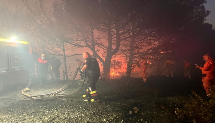 Kuşadası'nda yangına yakın yerleşim alanlarındaki evler tahliye ediliyor