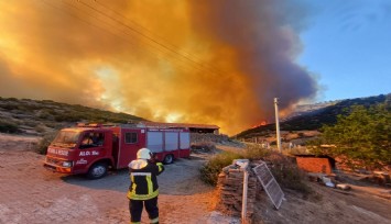 Manisa'da yangına müdehale sürüyor: 300 hektar alan ile evler zarar gördü
