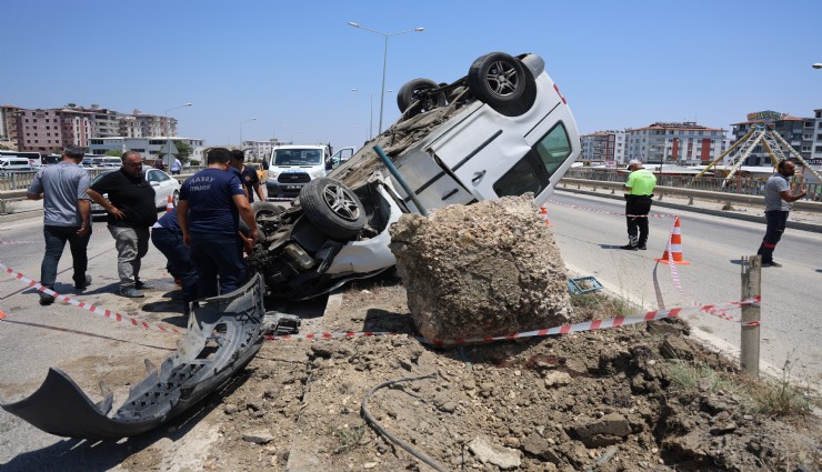 Aydınlatma direğine çarptı:  ''Araç ters döndü''