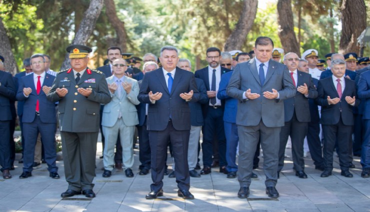 Başkan Tugay’dan şehitlerin kabrine karanfil