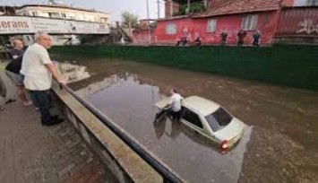 Göle dönen alt geçide giren otomobil sulara gömüldü