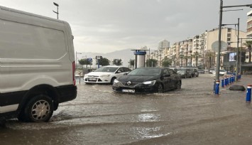 İzmir'de ani yağış şoku: Temmuz yağmuru İzmirlileri hazırlıksız yakaladı