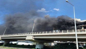 İzmir’de Bornova-Karşıyaka ayrımında yangın: Anayolun dibindeki binadan yükselen dumanlar sürücülere zor anlar yaşattı