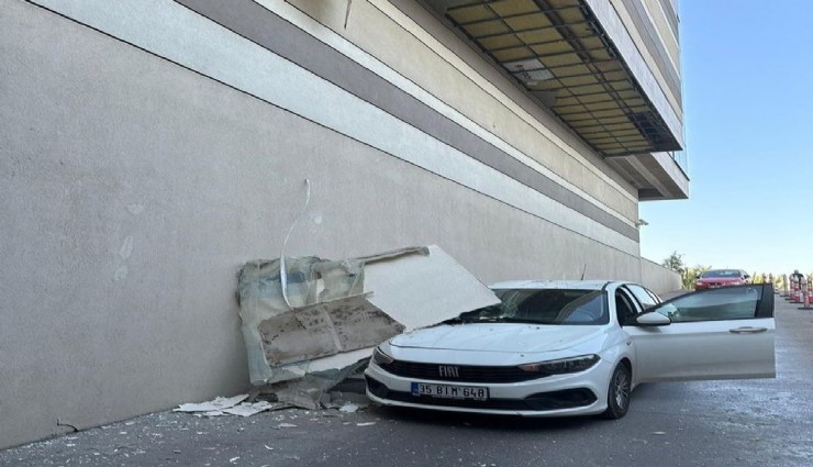 İzmir Optimum AVM'de tavan kalıbı otomobilin üzerine düştü, sürücü son anda kurtuldu