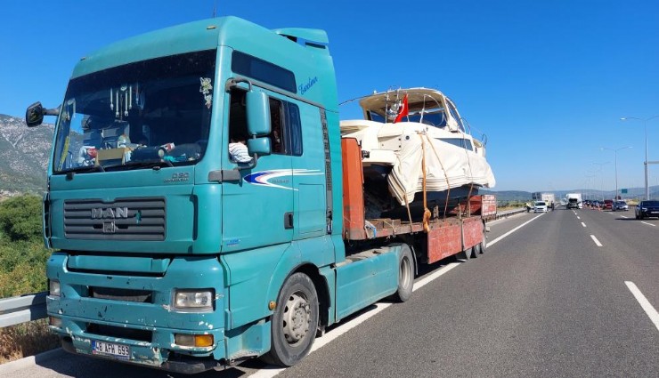 Kamyonet, yat taşıyan tıra çarptı: 1 yaralı