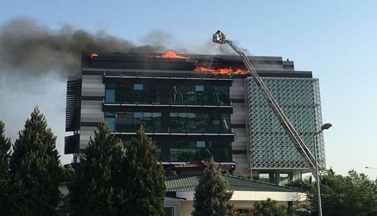 Konak'ta sendika binasında yangın: Bir sendika çalışanı dumandan etkilendi