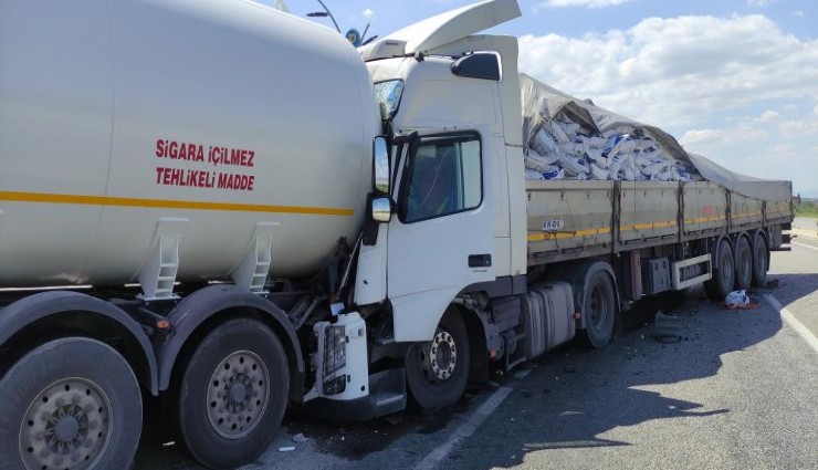 Manisa'da kömür yüklü tır LPG tankerine çarptı: 1 yaralı