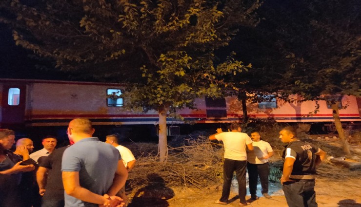 Manisa'da yolcu treninin çarptığı 2 kişi yaralandı