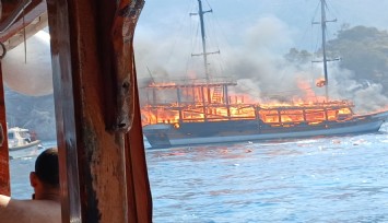 MARMARİS'TE GEZİ TEKNESİ YANDI: 'teknedeki 34 yolcu ile 3 mürettebat denize atlayarak kurtuldu'