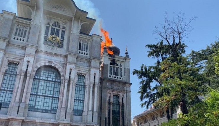 Sağlık Bilimleri Üniversitesinin tarihi binası yanıyor:  'Kubbe çöktü'