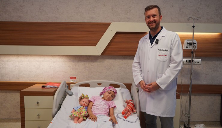 Tanısı konulamayan küçük Zeynep, kanseri robotik cerrahi ile yendi