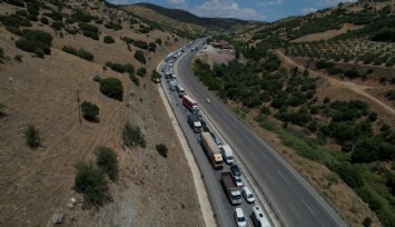 Manisa'da tır yan yattı, yol 3 saat kapalı kaldı