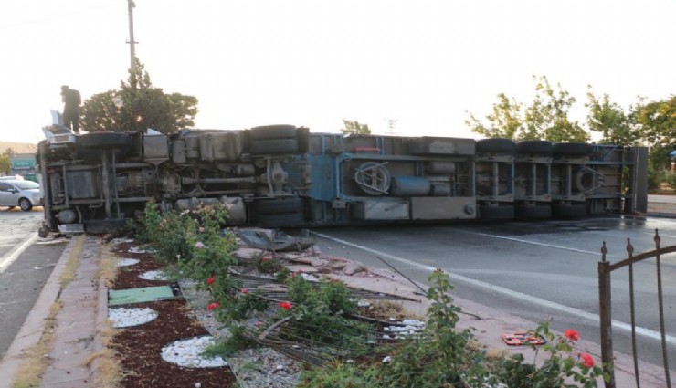 Tır yol ortasına devrildi, 4 araç birbirine girdi