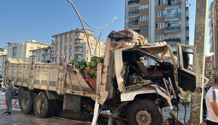 Uşak'ta karpuz yüklü kamyonun sürücüsü hayatını kaybetti