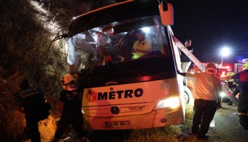 Aydın'da yolcuları dinlemeyip hız yapan otobüs bir yayaya çarpıp yan yattı: 1 can kaybı, 10 yaralı