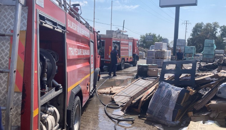 Ayvalık'ta otların tutuşmasıyla başlayan yangın seramik deposuna sıçradı