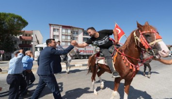 Başkan Zeyrek Selendi girişinde atlı birliklerle karşılandı