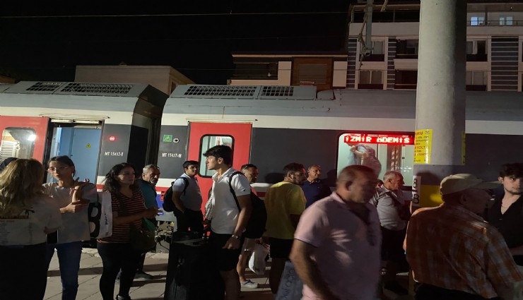 Bayındır'daki yangın sebebiyle Ödemiş-İzmir treni yolda kaldı: Yolcular büyük panik yaşadı